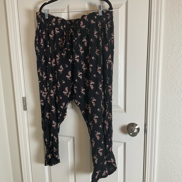 Melrose and Market Floral Black Ruffle Pants Size X-Large - Picture 4 of 14